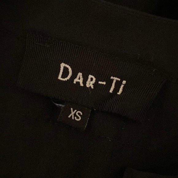 Dar-Ti 100% silk stunning blouse from Barney’s. Has great ruffles. Gorgeous! - Picture 10 of 11